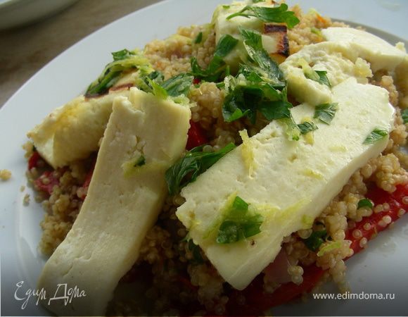 Теплый салат с квиноа/кускусом, маринованным перцем и жареным сыром