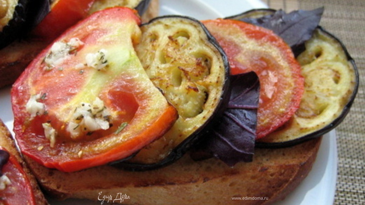 Острый бутерброд с обжаренным баклажаном и помидором