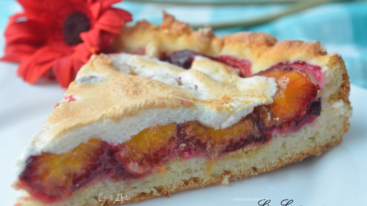 Сливовый тарт из творожного теста с меренгой