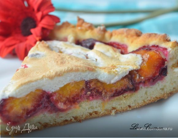 Сливовый тарт из творожного теста с меренгой