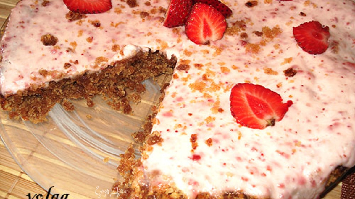 Торт из ржаного хлеба со сметанно-клубничным кремом