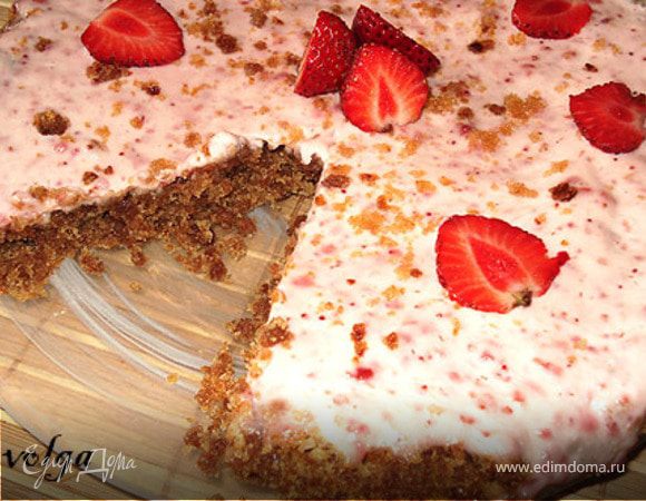Торт из ржаного хлеба со сметанно-клубничным кремом
