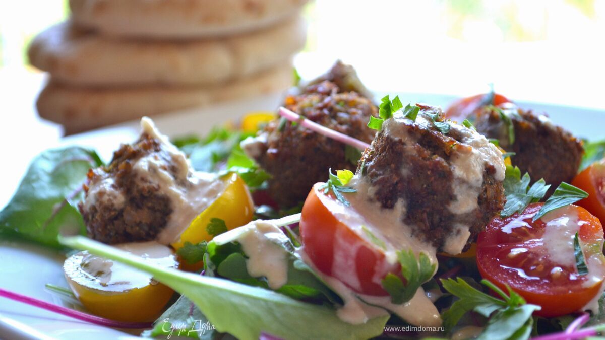 Израильский теплый салат с домашним фалафелем и тхиной