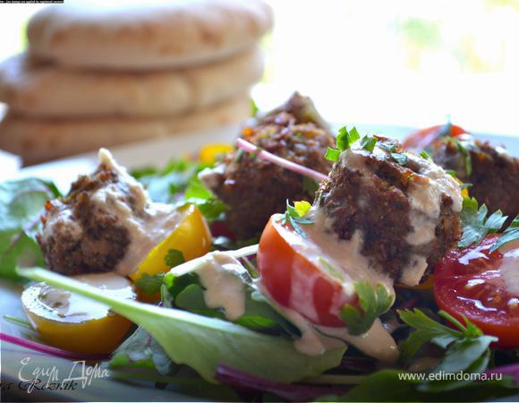 Израильский теплый салат с домашним фалафелем и тхиной
