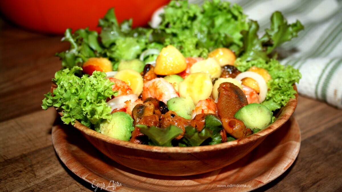 Фруктовый салат с копчеными мидиями и креветками