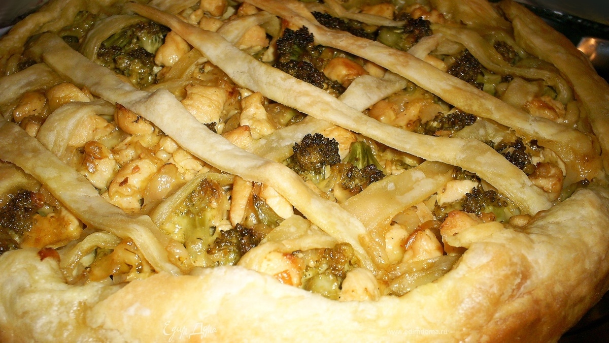 Пирог из слоеного теста с брокколи и курицей 