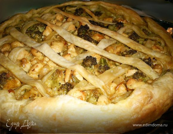 Пирог из слоеного теста с брокколи и курицей 