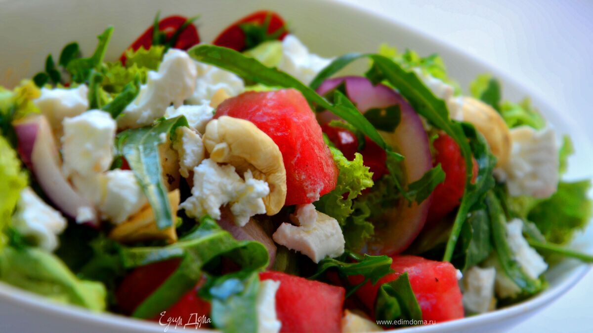 Салат с арбузом, брынзой и кешью