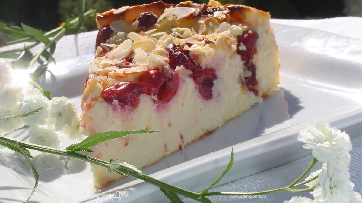 Вишнево-творожный пирог с миндалем