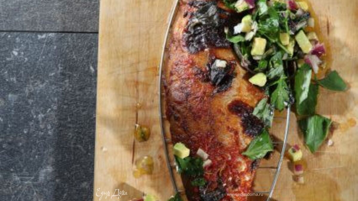 Форель с сальсой из авокадо