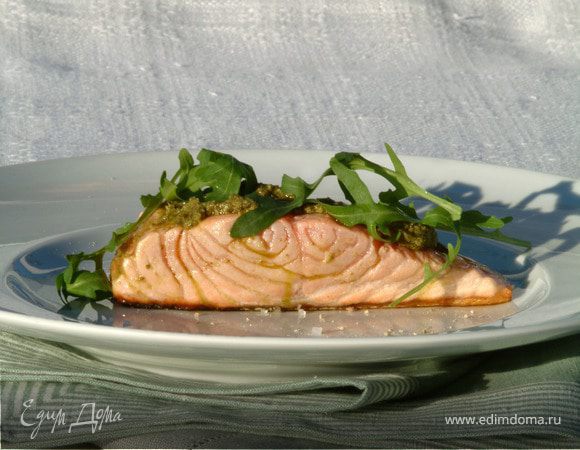 Жареное филе лосося под соусом песто с руколой