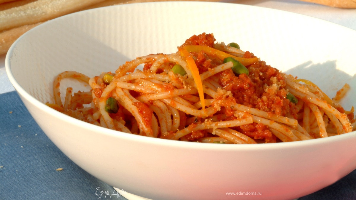 Спагетти с вялеными помидорами, апельсиновой цедрой и панировочными сухарями