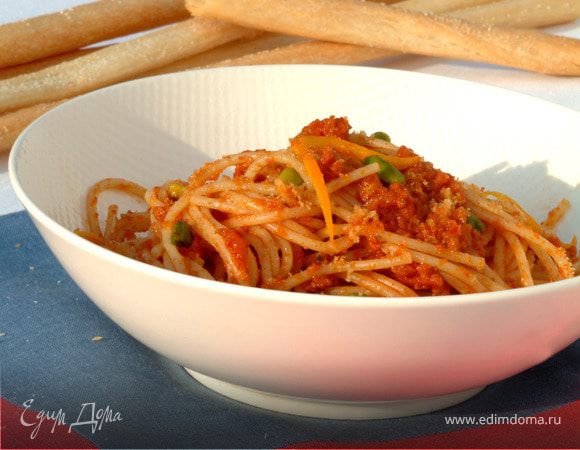 Спагетти с вялеными помидорами, апельсиновой цедрой и панировочными сухарями Спагетти с вялеными помидорами, апельсиновой цедрой и панировочными сухарями