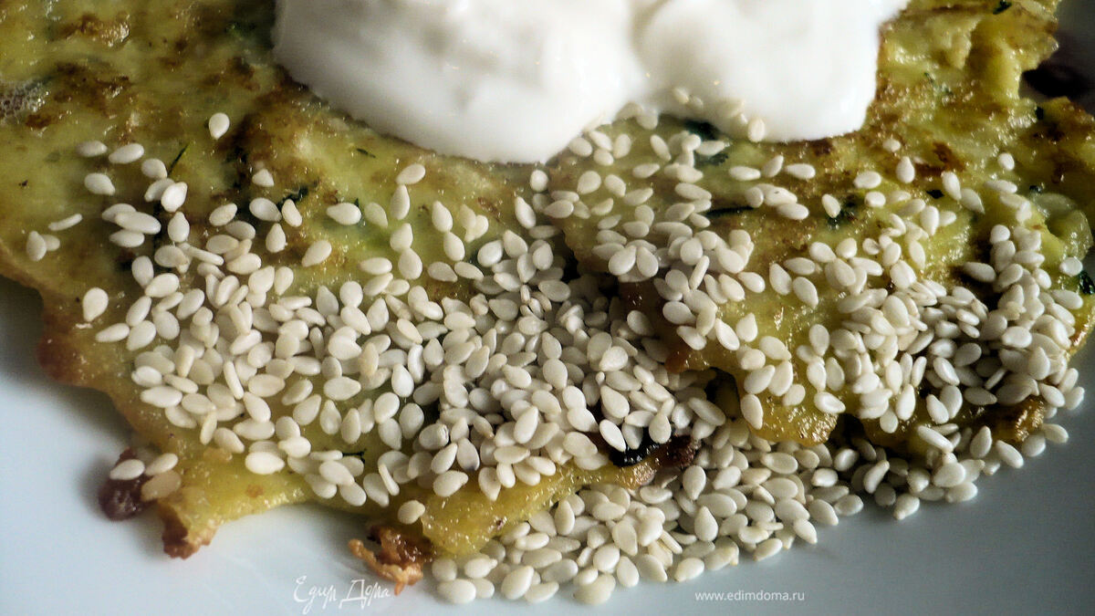 Кабачковые оладьи с творогом, сыром и кунжутом