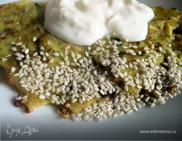 Кабачковые оладьи с творогом, сыром и кунжутом Кабачковые оладьи с творогом, сыром и кунжутом