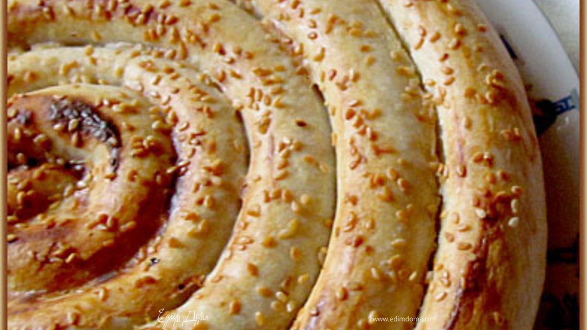 Кольцевой пирог с творогом и зеленью