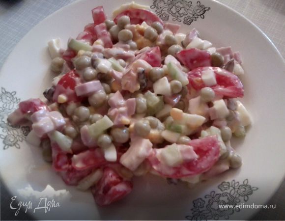 Салат "Домашний" с помидорами и зеленым горошком