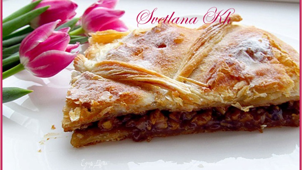 Слоеный пирог с карамельно-ореховой начинкой