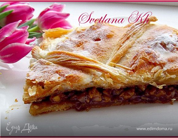 Слоеный пирог с карамельно-ореховой начинкой
