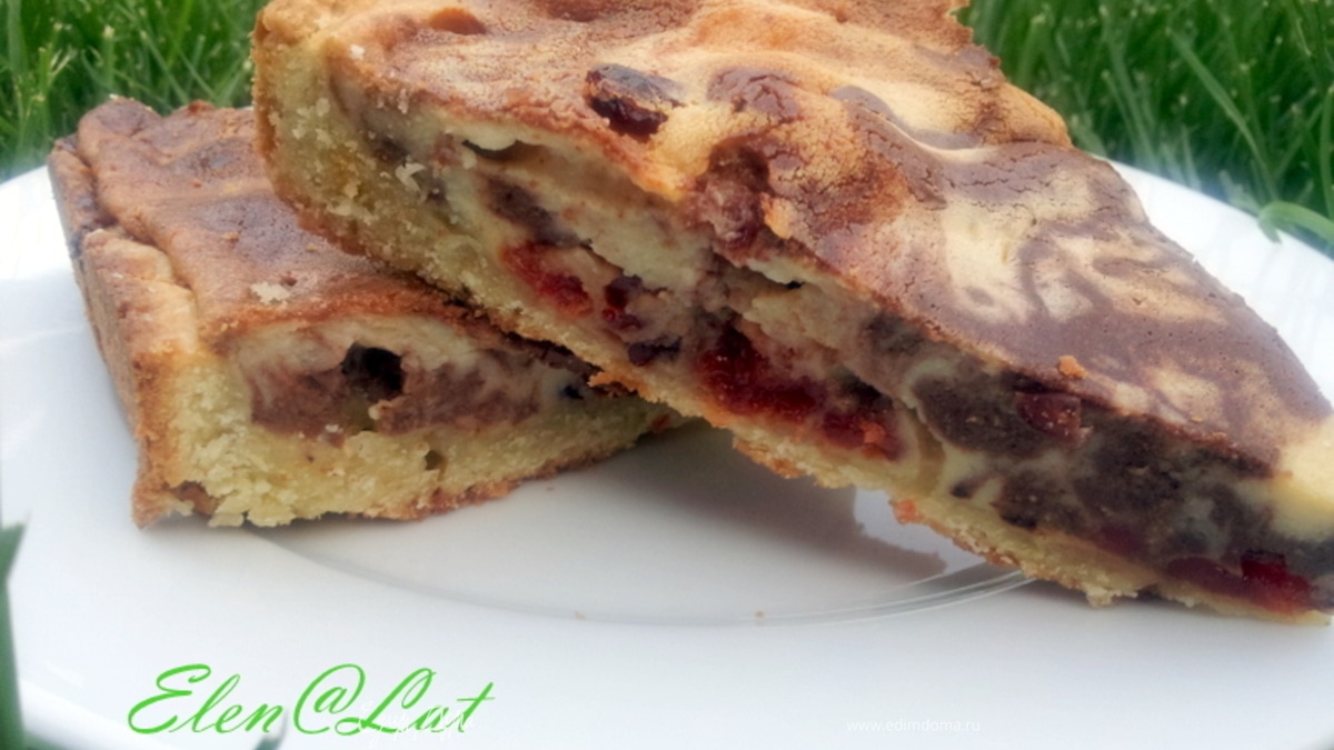 Мраморный пирог с вяленой клюквой