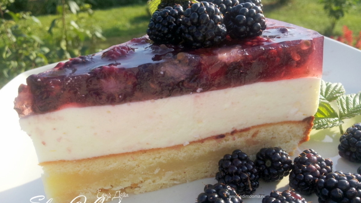 Торт с нежным суфле и ежевикой
