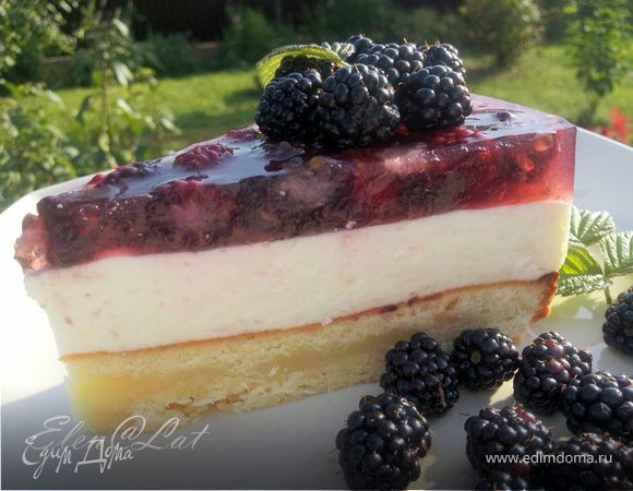 Торт с нежным суфле и ежевикой