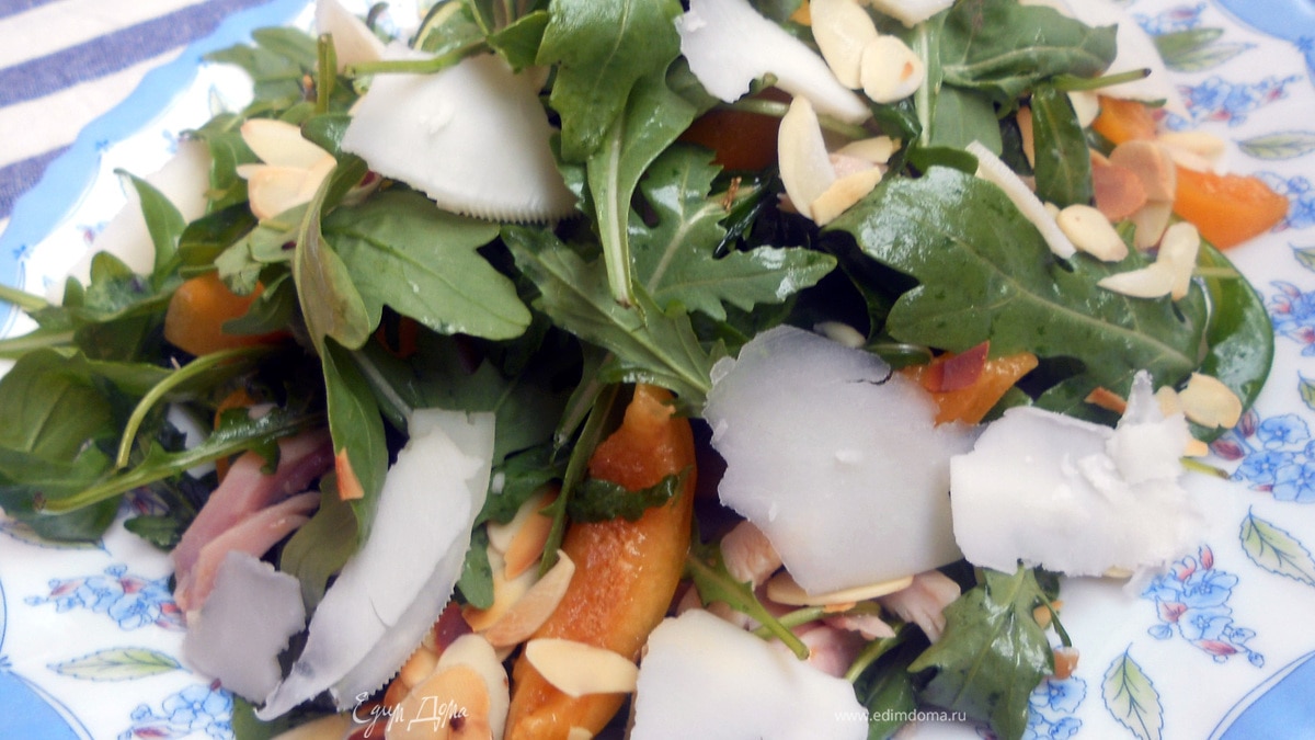 Салат с курицей, абрикосами и козьим сыром