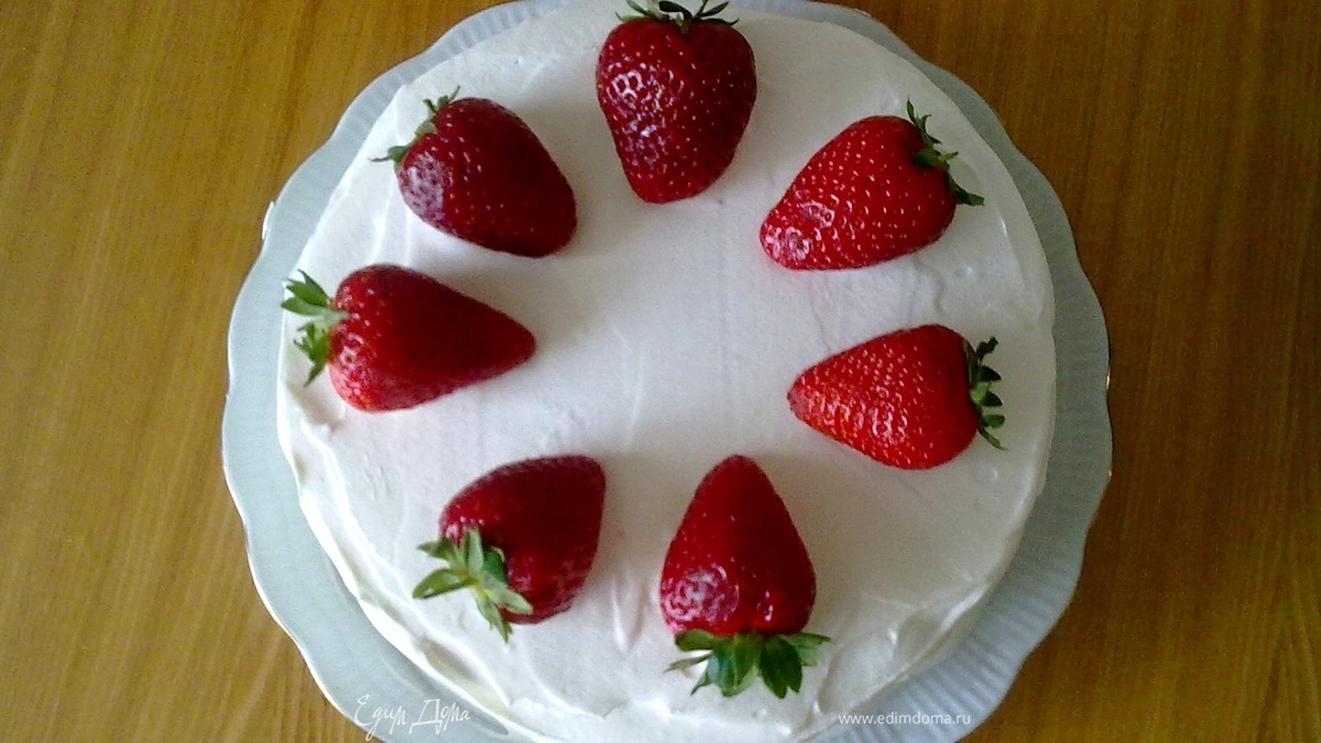 Бисквитный торт с клубникой и взбитыми сливками