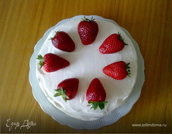 Бисквитный торт с клубникой и взбитыми сливками Бисквитный торт с клубникой и взбитыми сливками