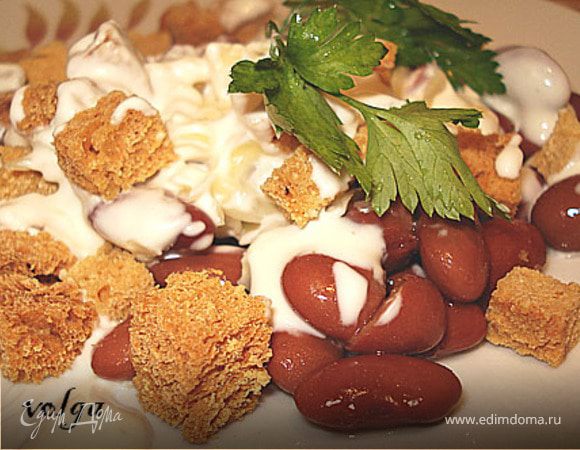 Салат из фасоли с сухариками