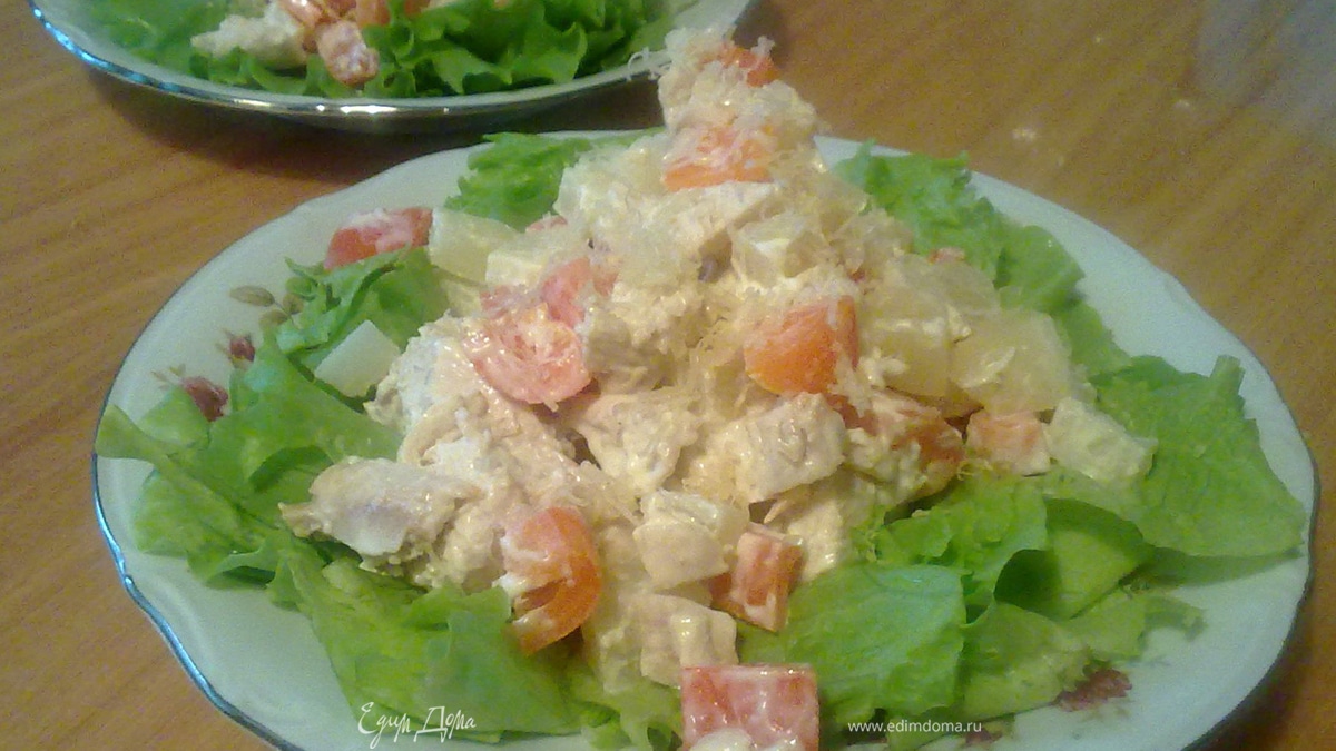 Салат с курицей и ананасами