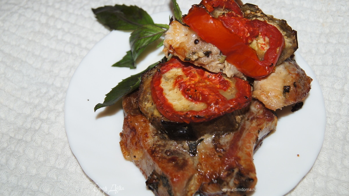 Свиные антрекоты с овощами