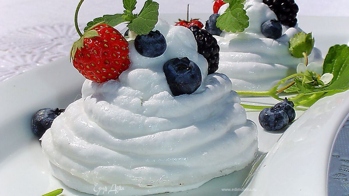 Меренги под сливочно-ягодной шапочкой