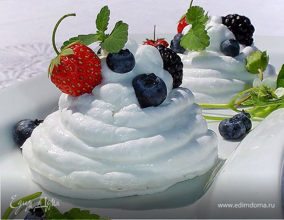 Меренги под сливочно-ягодной шапочкой Меренги под сливочно-ягодной шапочкой