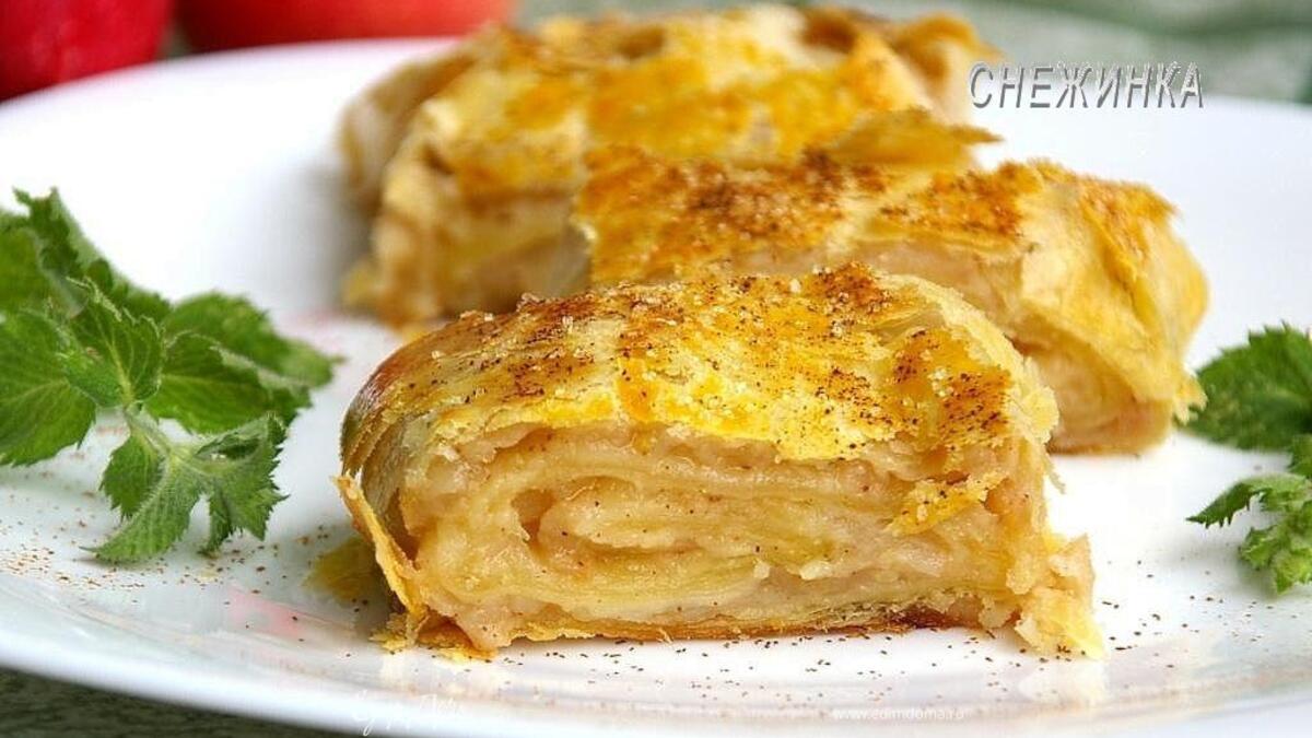 Яблочный рулет из слоеного теста