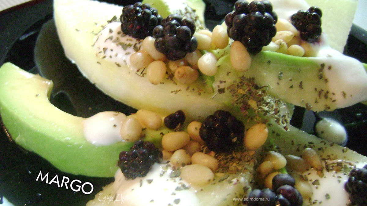 Десертный салат из дыни с авокадо