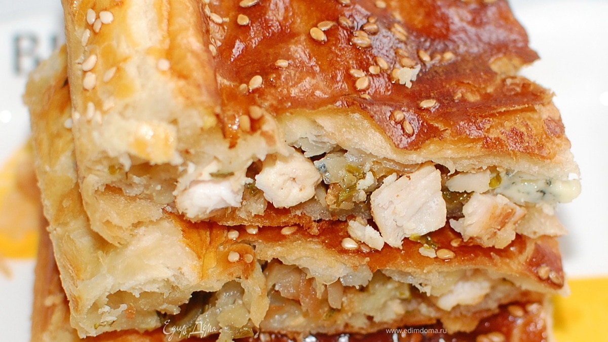 Слоеный пирог с начинкой из индейки и сыра