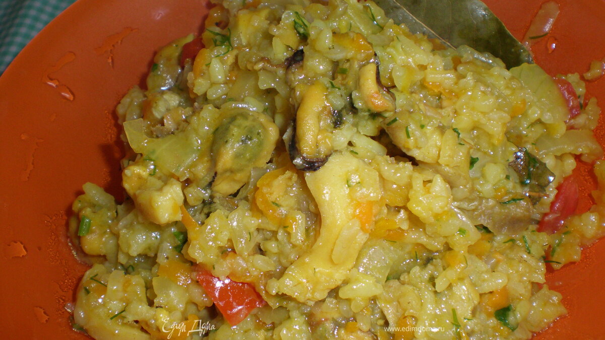 Рис с мидиями и рапанами