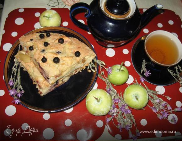 Яблочная шарлотка с черной смородиной Яблочная шарлотка с черной смородиной