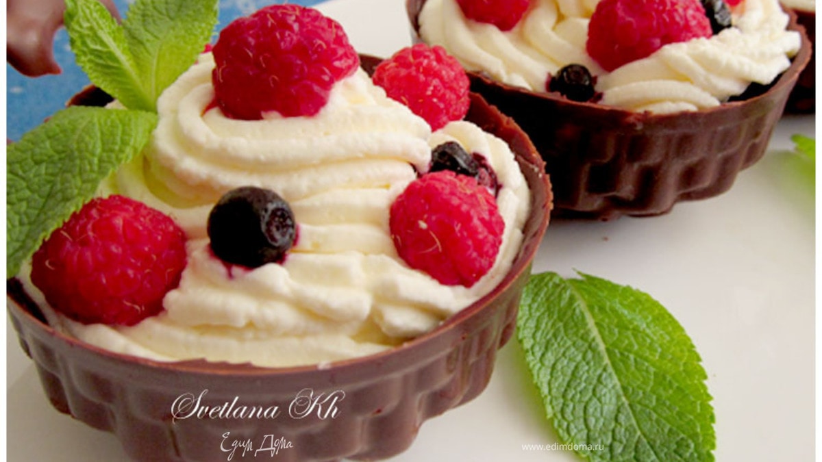 Шоколадные корзинки с ягодами и сливочным кремом