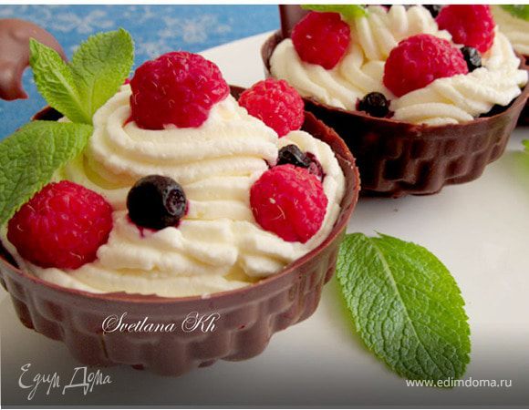 Шоколадные корзинки с ягодами  и сливочным кремом