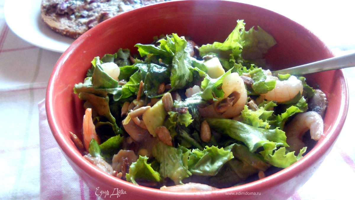 Салат с креветками, шампиньонами и авокадо