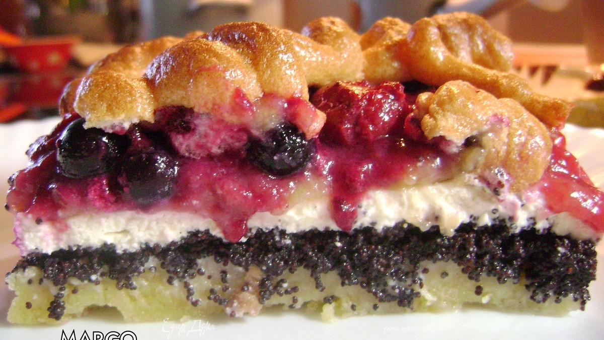 Творожно-маковый пирог с ягодами