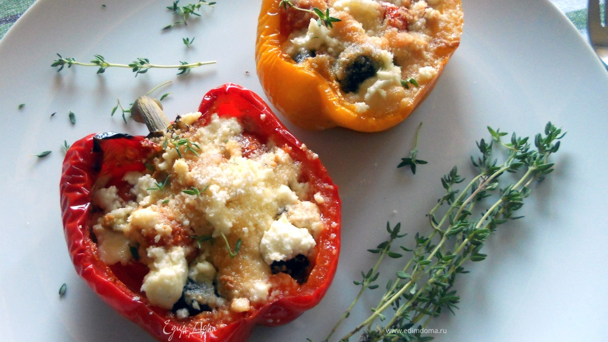 Запеченный сладкий перец, фаршированный помидорами черри, оливками и фетой