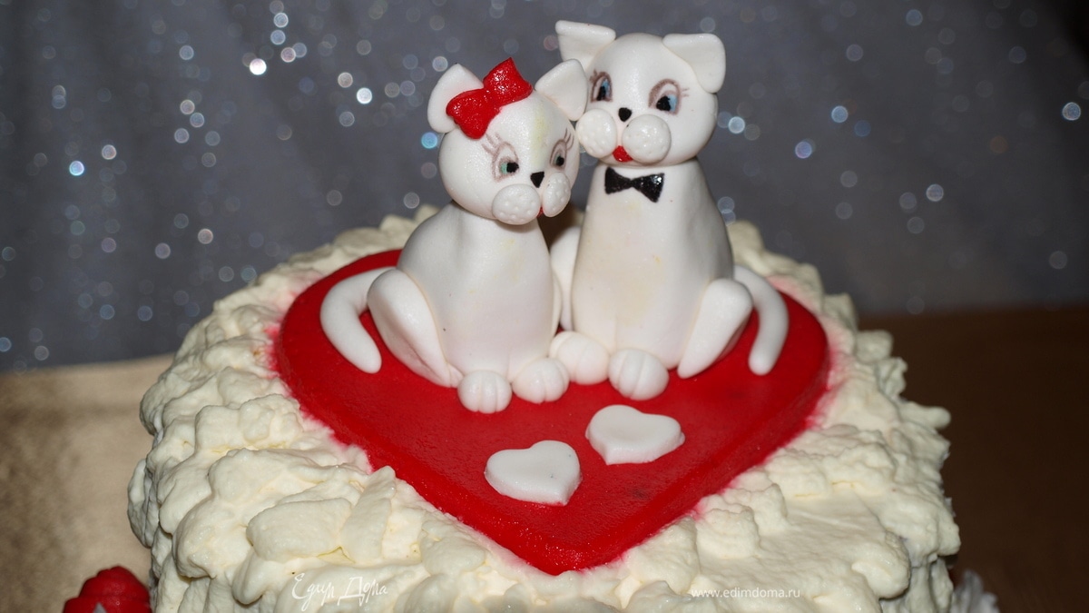 Шоколадный торт с йогуртовым суфле с малиной, покрытый взбитыми сливками (праздничный, свадебный)