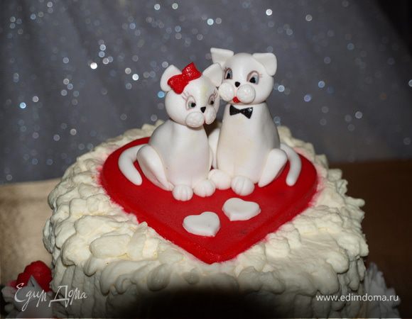 Шоколадный торт с йогуртовым суфле с малиной, покрытый взбитыми сливками (праздничный, свадебный)