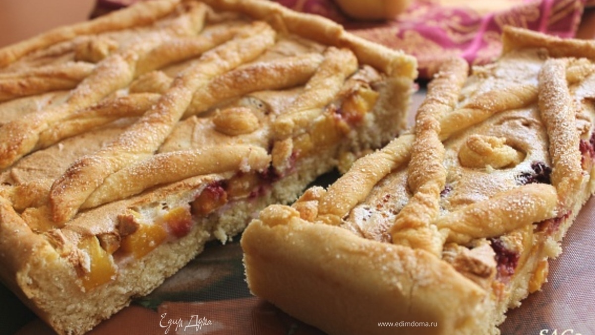 Пирог из "ночного" теста с персиками и малиной