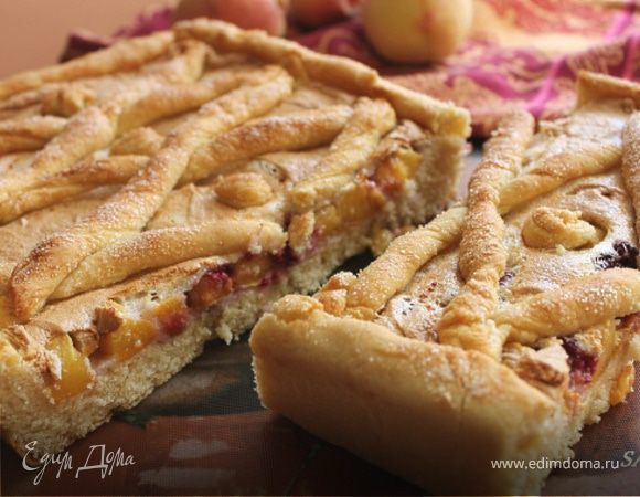 Пирог из "ночного" теста с персиками и малиной