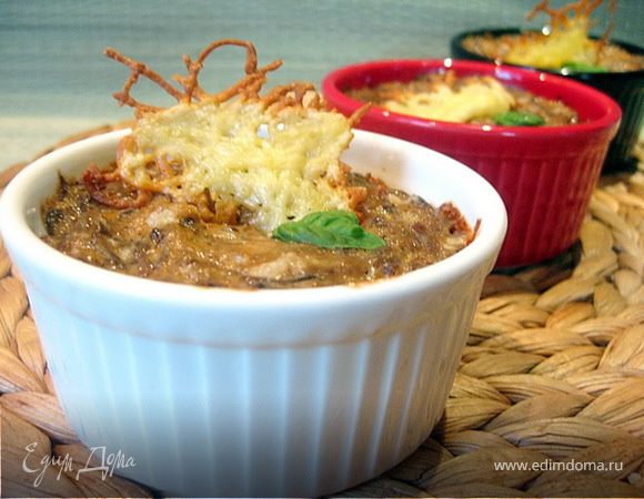 Брокколи в сливочно-грибном соусе с сырными чипсами