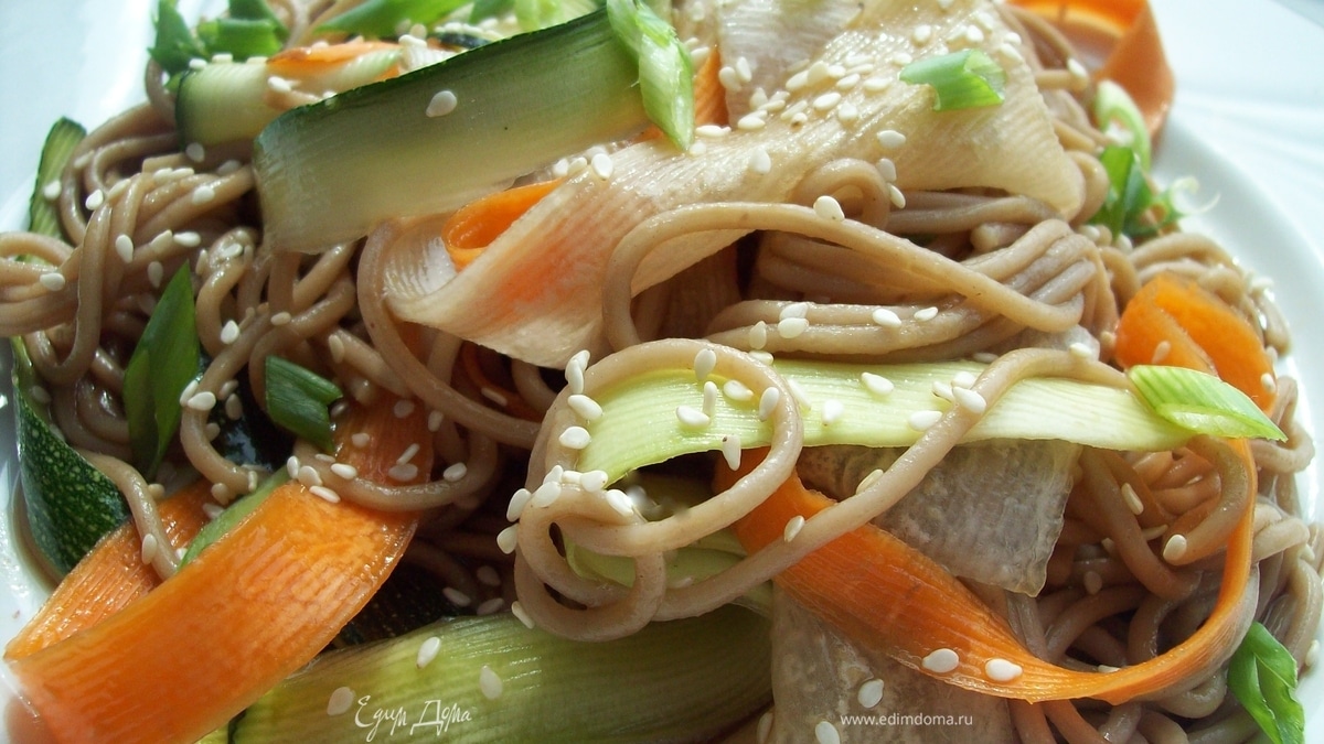 Теплый салат с соба и хрустящими овощами